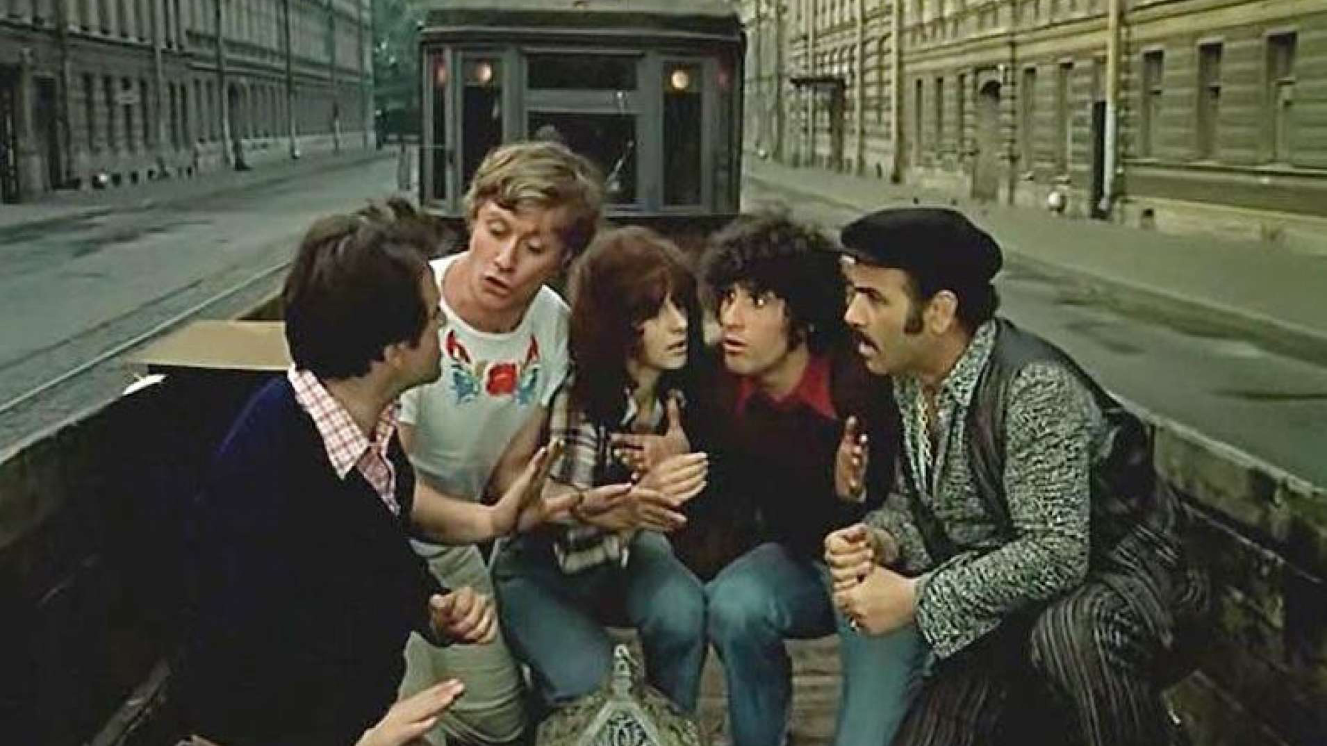 Фоновая картинка к Невероятные приключения итальянцев в России 1973
